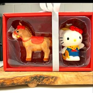 Hello kitty salt/pepper shakers